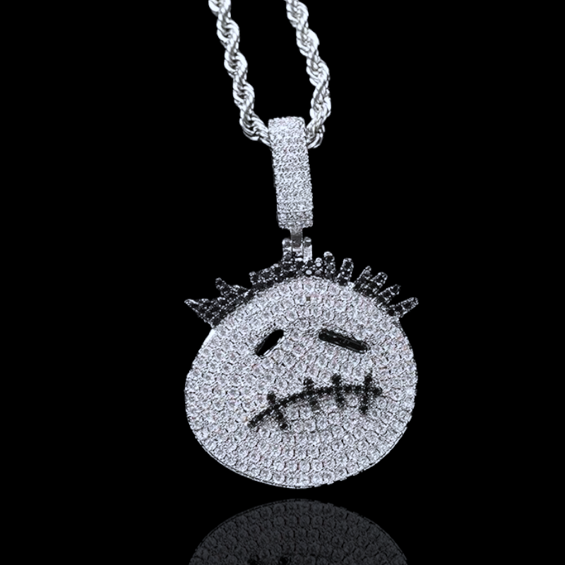 Pendentif visage cousu